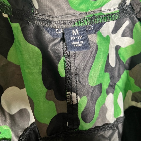 Land’s End camo/black Boys windbreaker. Size Medium 10/12. EUC Like new! - Picture 8 of 9